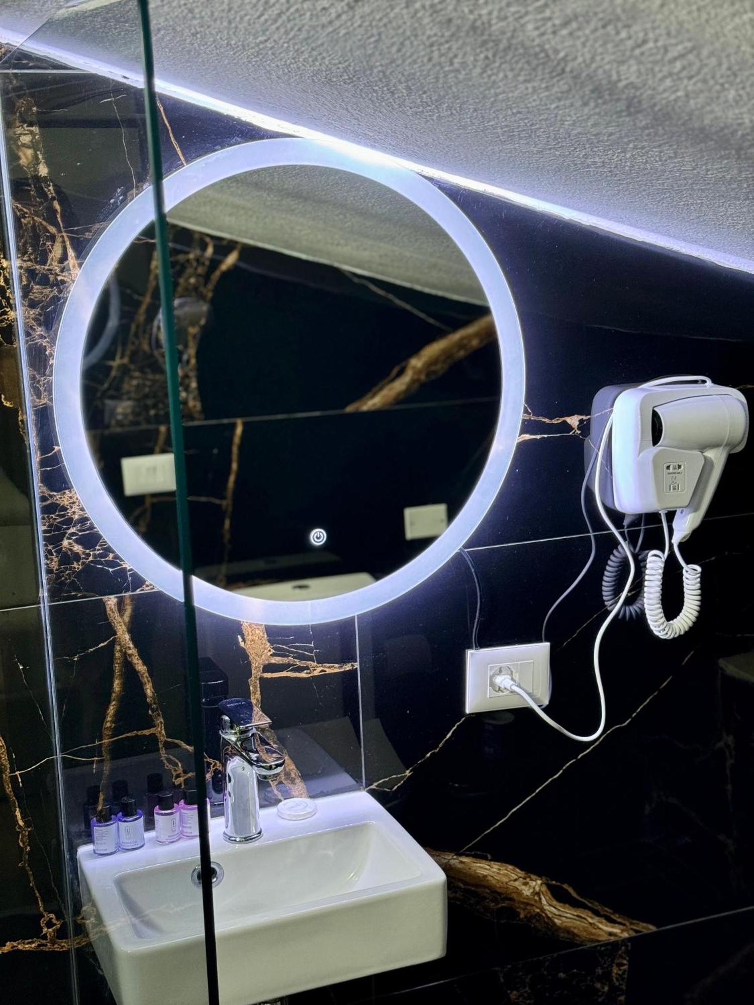 Vila Alizee Hotel Тирана Екстериор снимка