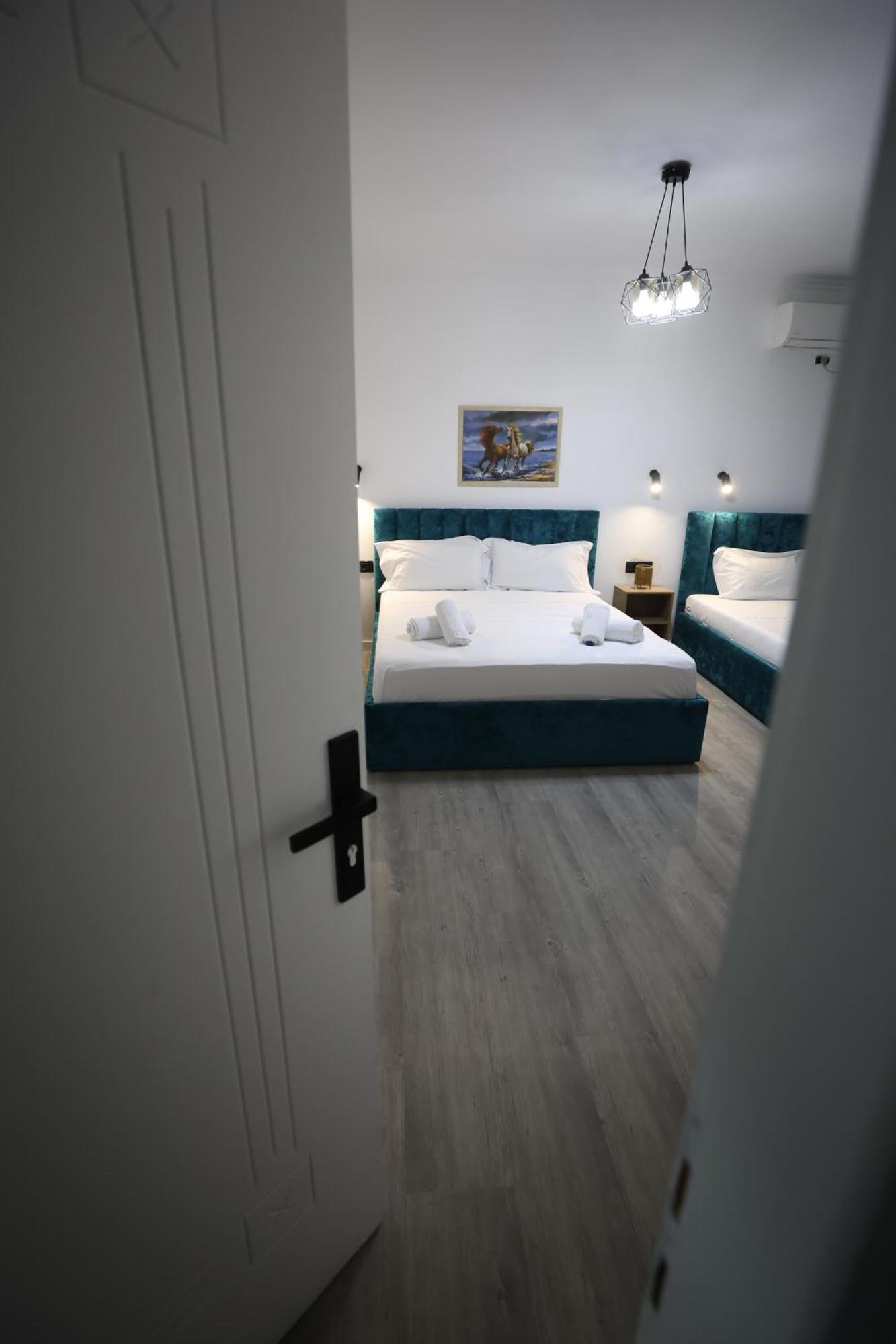 Vila Alizee Hotel Тирана Екстериор снимка