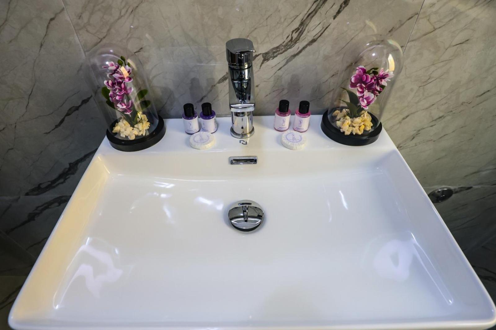 Vila Alizee Hotel Тирана Екстериор снимка