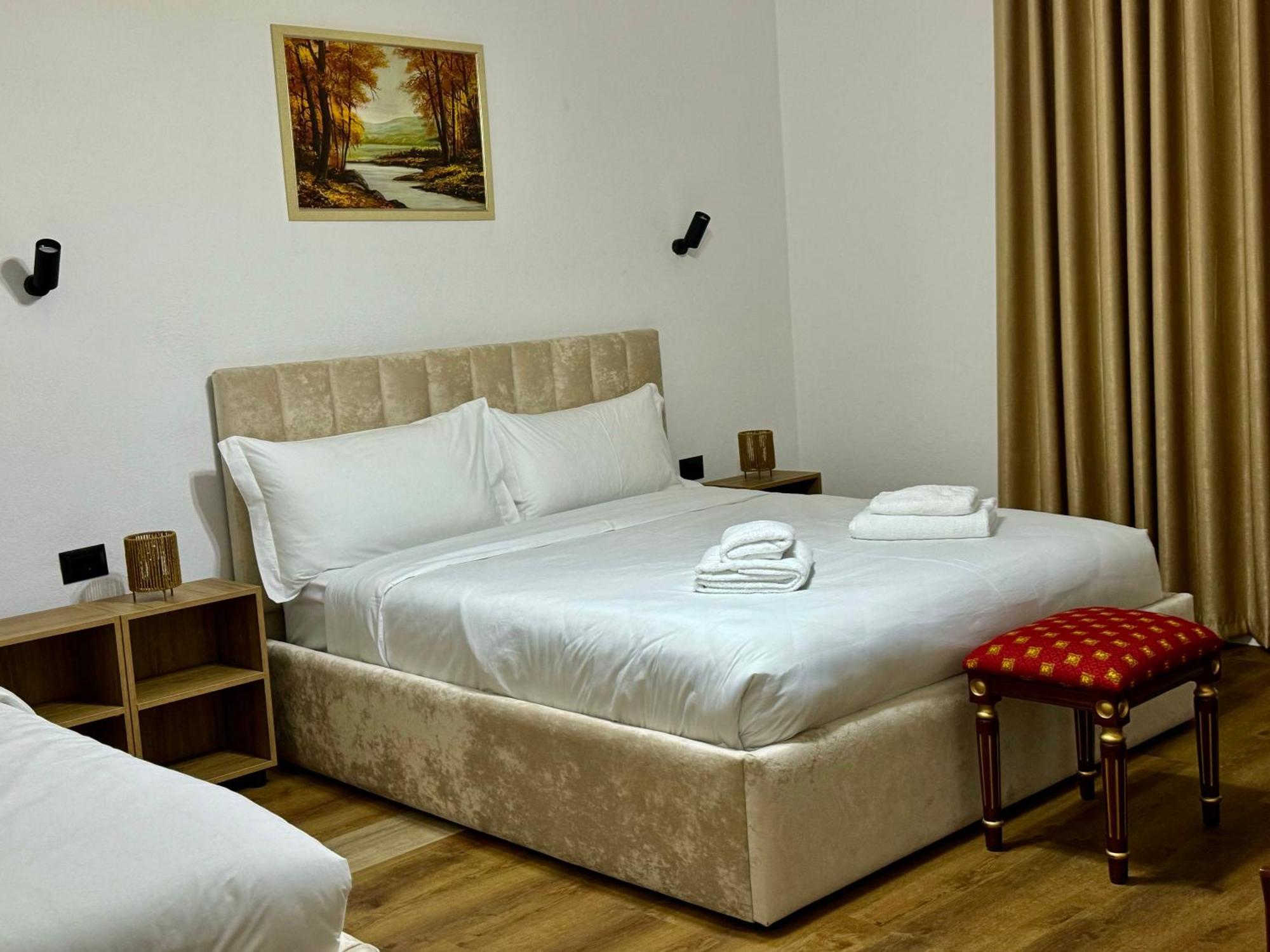 Vila Alizee Hotel Тирана Екстериор снимка