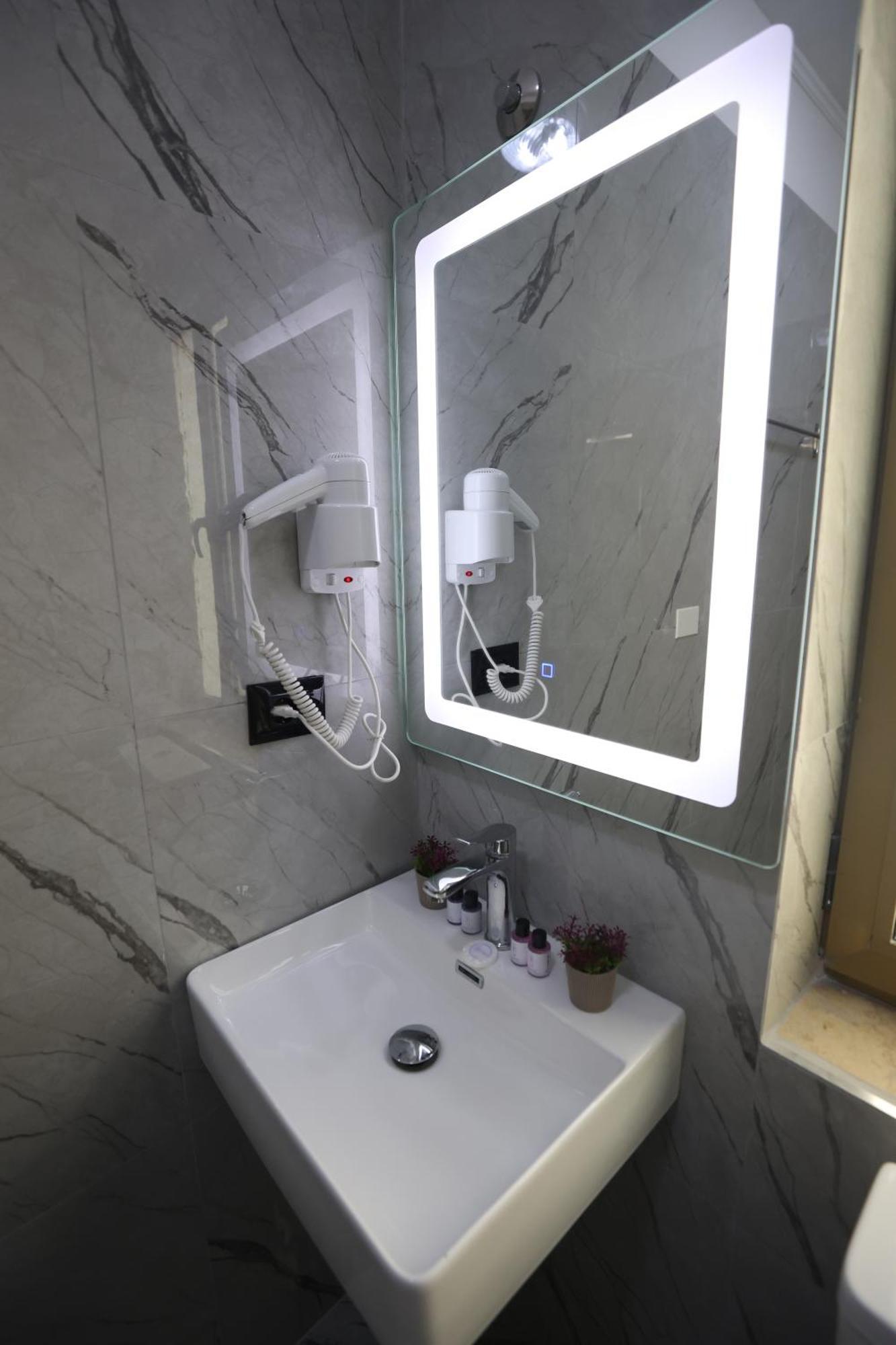 Vila Alizee Hotel Тирана Екстериор снимка