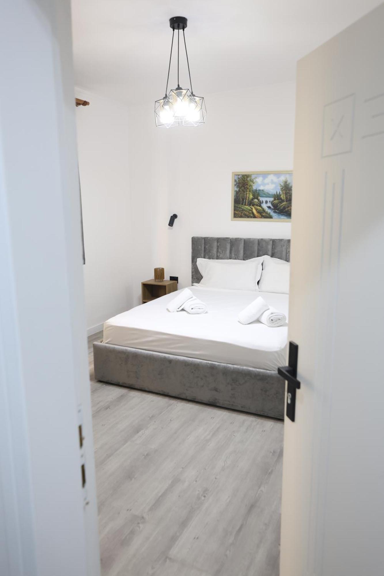 Vila Alizee Hotel Тирана Екстериор снимка