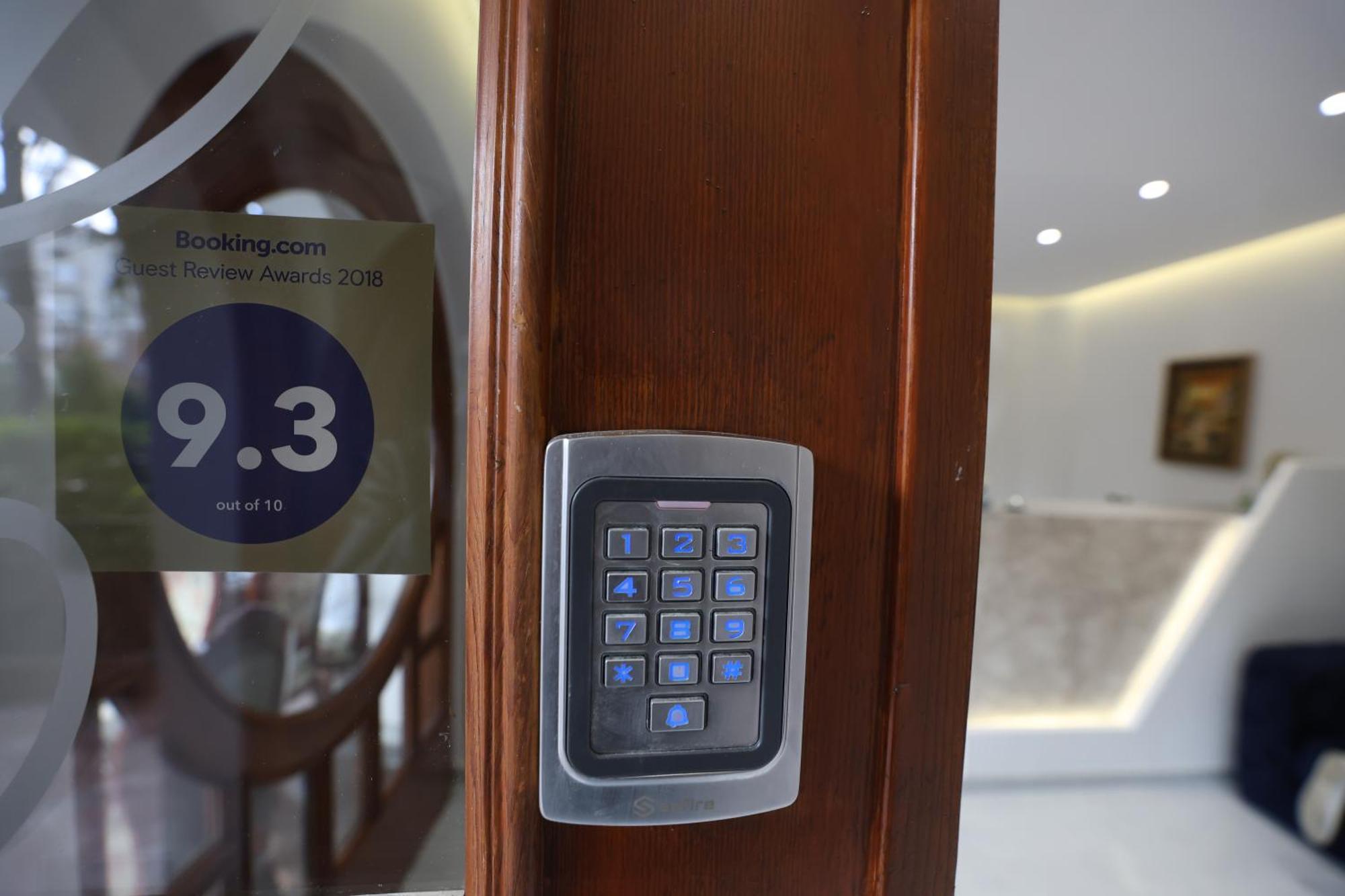 Vila Alizee Hotel Тирана Екстериор снимка