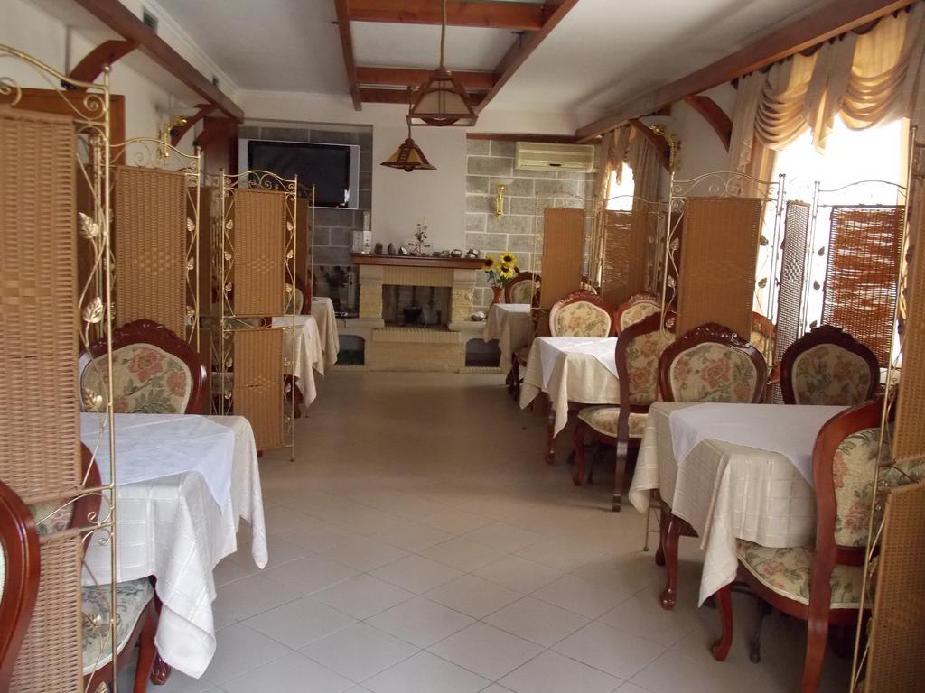 Vila Alizee Hotel Тирана Екстериор снимка